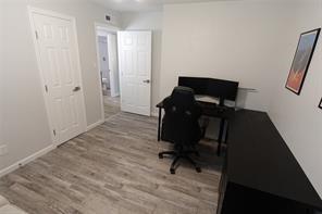 Building Photo - 7021 Greenview Cir N