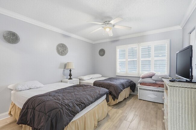 Building Photo - 842 SE 19th Ave