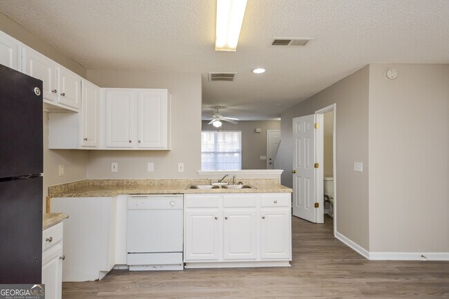 Building Photo - 325 Coral Cir