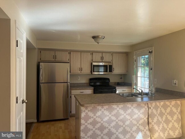 Building Photo - 8008 Broken Reed Ct