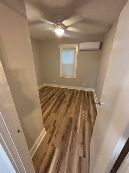 Building Photo - 507 Hardwick Ave