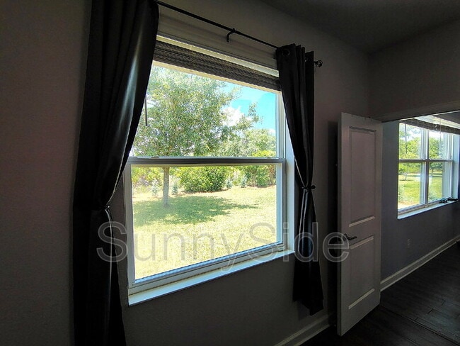 Building Photo - 1047 Oak Bluff Dr