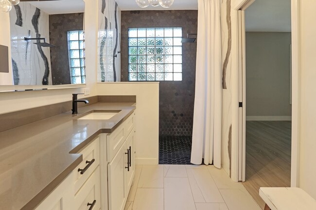 Building Photo - Pet-friendly, Newly Remodeled 2bd/2bth in Palmer Ranch