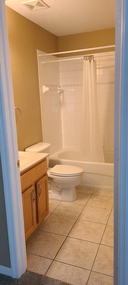 second bedroom bathroom - 8099 Pacific Beach Dr