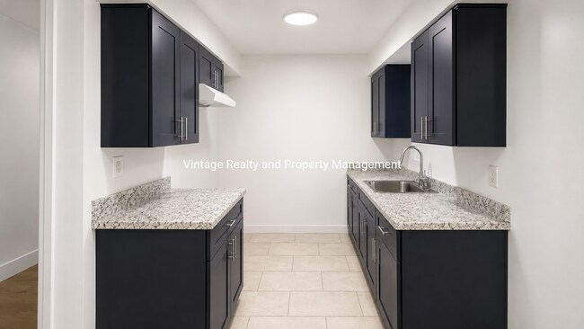 Building Photo - Updated 2-bedroom, 1 bathroom Tri-plex unit located in North Stockton.