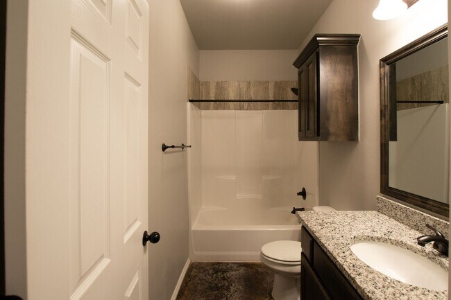 Building Photo - 3-Bed, 2-Bath Duplex with Waterway Views -...