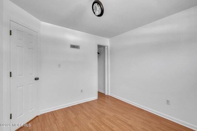 Building Photo - 117 Manhattan St