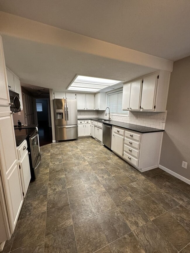 Building Photo - Pristine 3-Bedroom, 2-Bath Home with Moder...