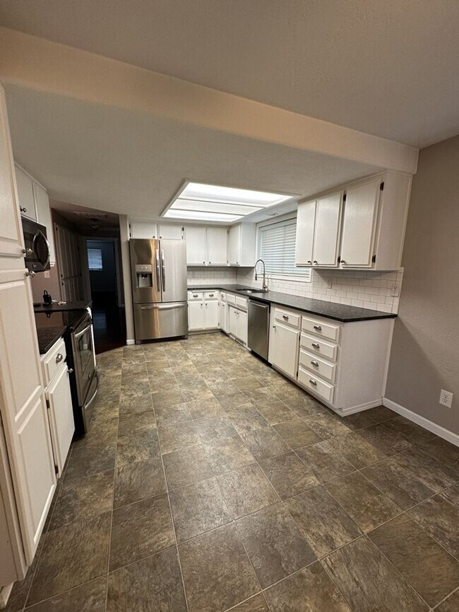 Building Photo - Pristine 3-Bedroom, 2-Bath Home with Modern Features in North Medford