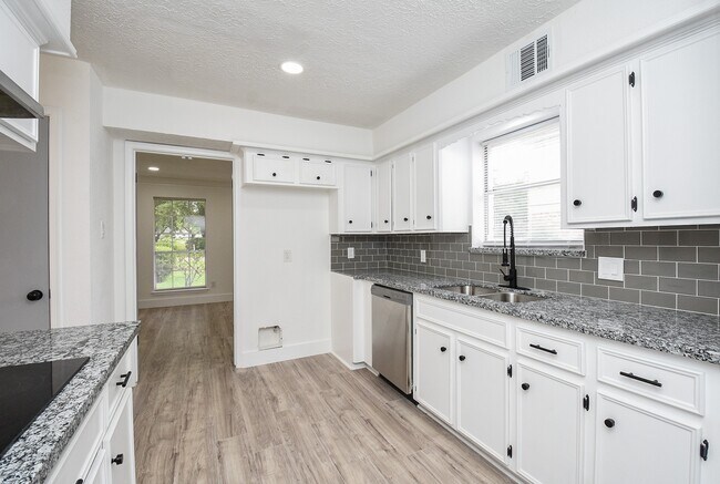 Building Photo - 15814 Winding Moss Dr