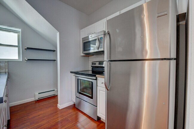 Building Photo - 4BR/2BA Beautiful Historic Home in the Highlands! AVAIL 5/15