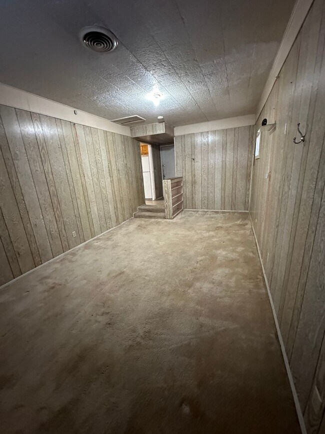 Building Photo - 3 Bed 2 Bath Home in Highland School School District!
