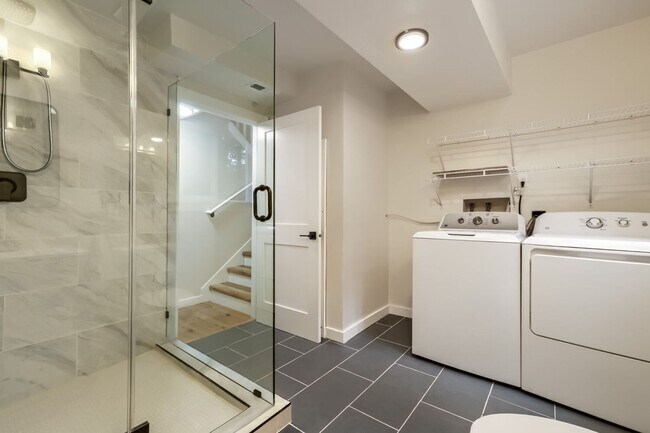 Building Photo - Bright & Charming 4bed/2.5bath in Desirable Edmonds Neighborhood!