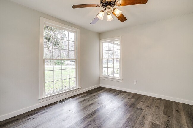Building Photo - Fully Remodeled 3 Bed, 2 Bath Home in River Oaks w/ Basement- 76114