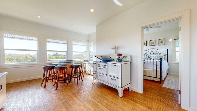 Building Photo - Charming 2 bedroom 1.5 bath plus office ho...