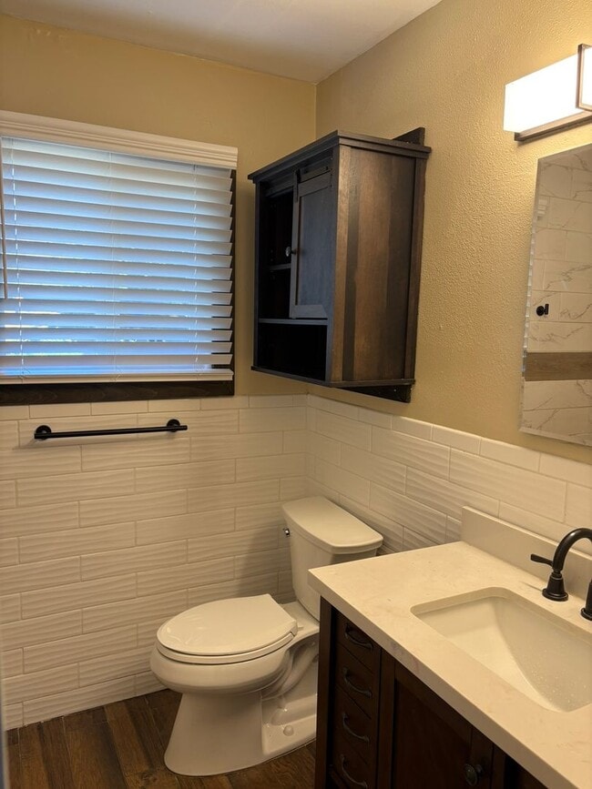 Building Photo - 3 bedroom/1 bath home with additional deta...