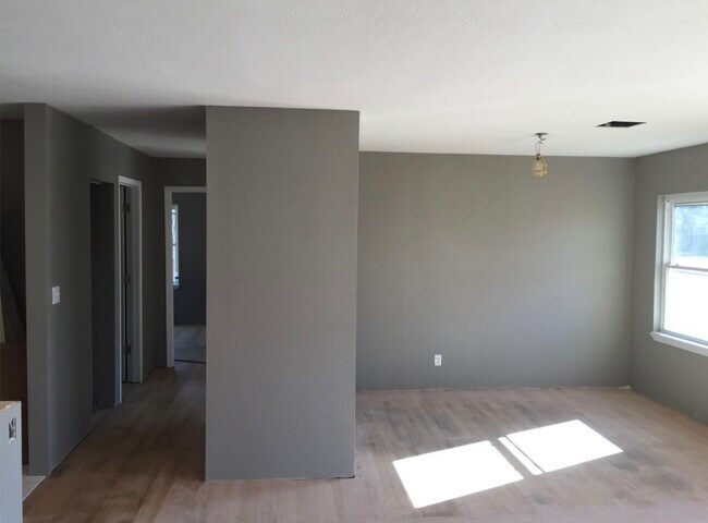 Building Photo - 1231 Westlawn Dr
