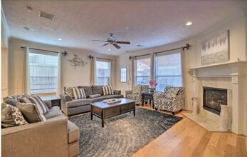 Building Photo - 1006 Rochow St