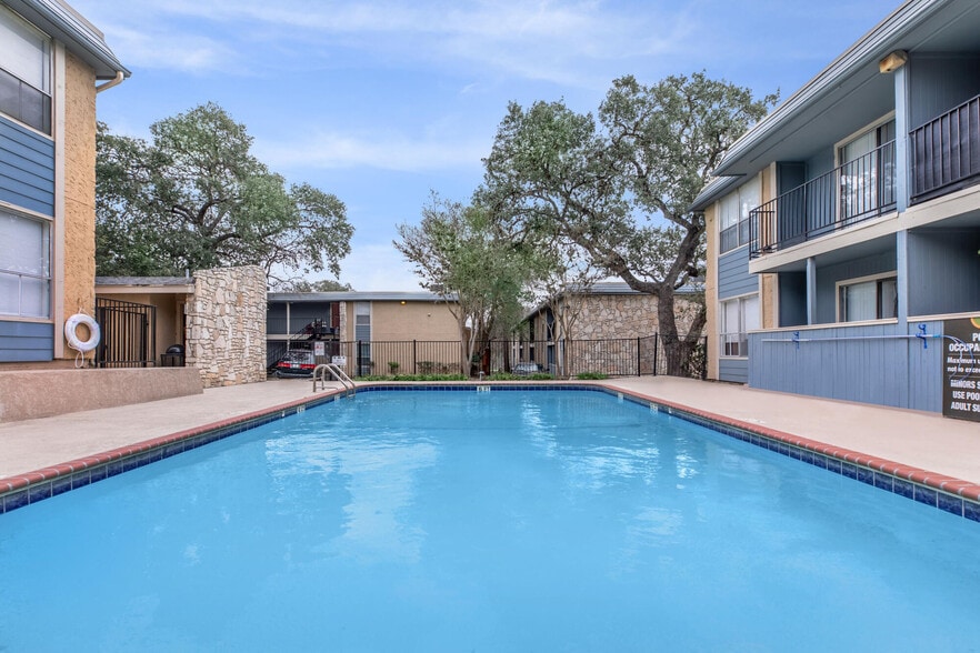 Building Photo - Oak Creek