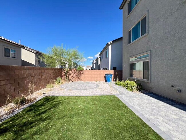 Building Photo - Beautiful 3-story home with 4 bedrooms and 3.5 bathrooms