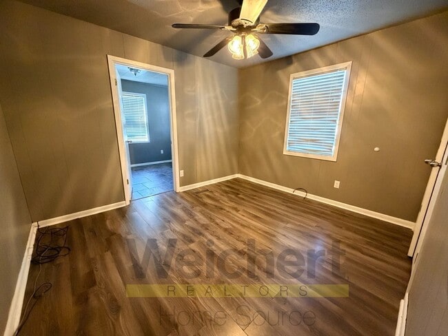 Building Photo - 3 bed, 2 bath