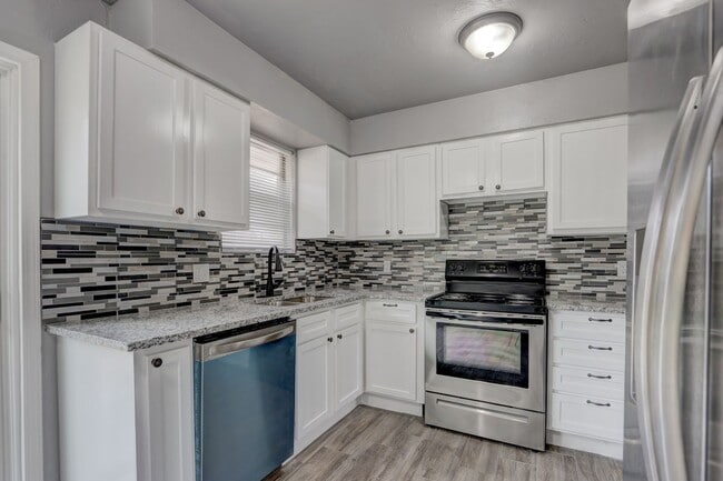 Building Photo - This Cute and Cozy 4 Bed, 2 Bath Home is Available now!!