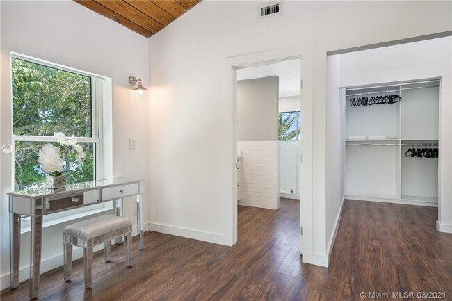 Building Photo - 1413 N Venetian Way