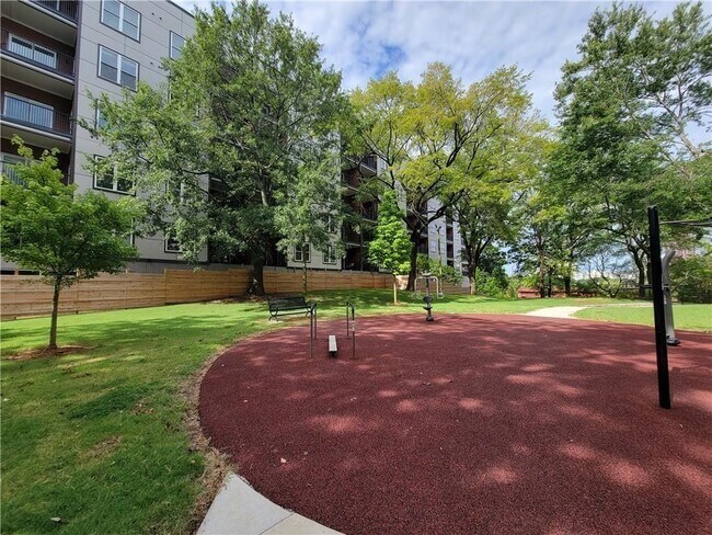 Building Photo - 525 Parkway Dr NE