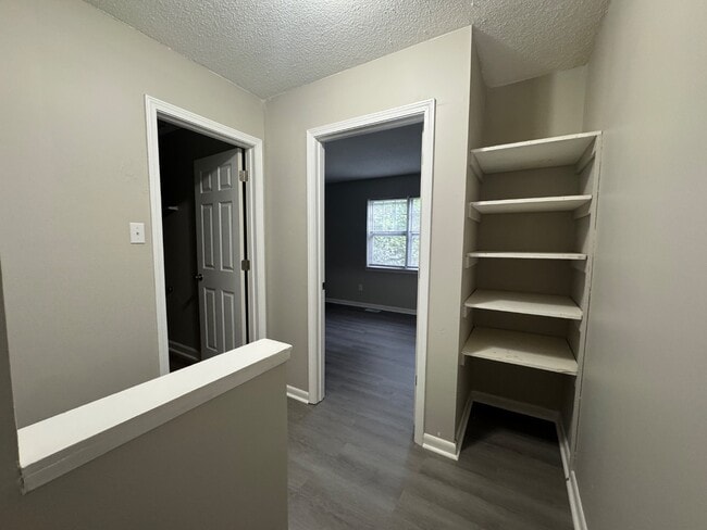 Building Photo - 802 British Wood Dr SW