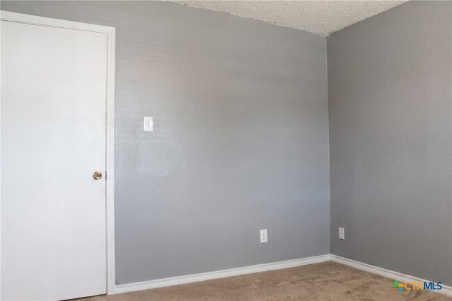 Building Photo - 211 E Hogan Dr