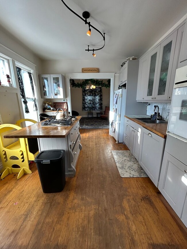 Building Photo - 424 E 10th St