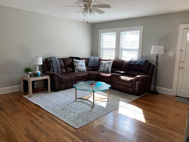 Building Photo - 1901 E 5th St