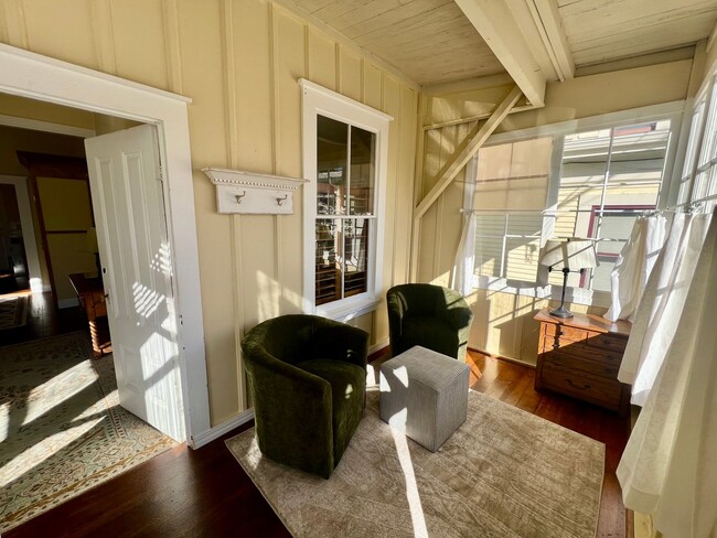 Building Photo - Charming 2 bedroom home in Pacific Grove!