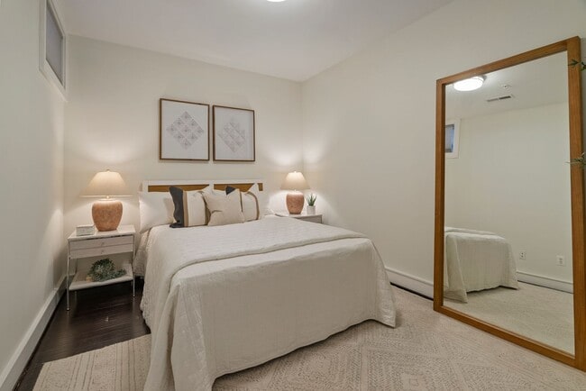 Building Photo - Bright One Bedroom plus Den near Metro in ...