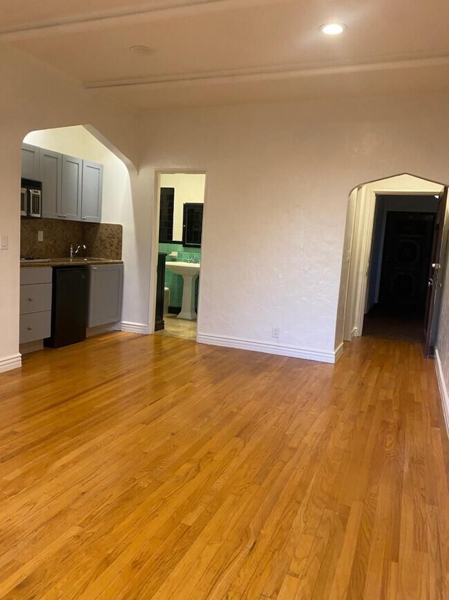 Building Photo - 152 S Peck Dr