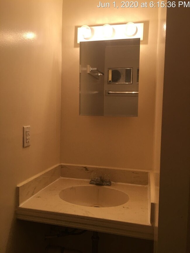 Building Photo - 2026-2027 School Year Available  / 6 BR, 3...