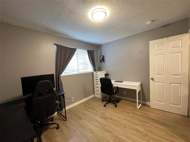 Building Photo - 2405 Parker Cir