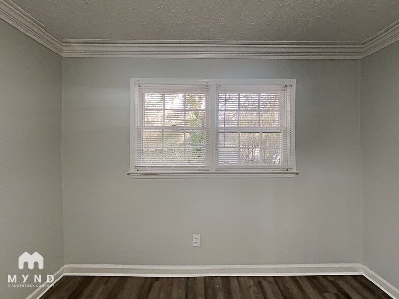 Building Photo - 585 Oak Way