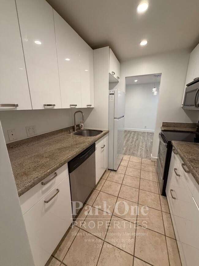 Building Photo - Spacious Condo Near Downtown Walnut Creek Available Now!