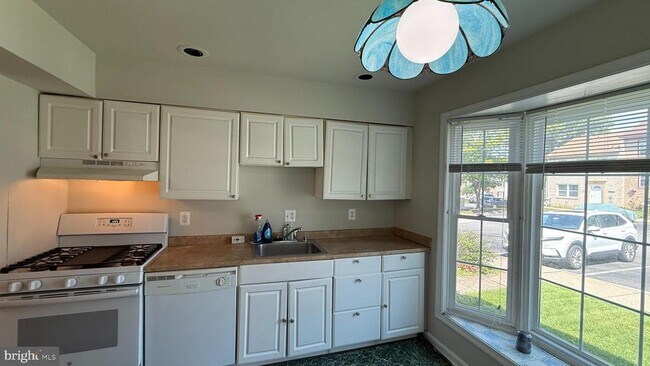 Building Photo - 2015 Mayflower Dr