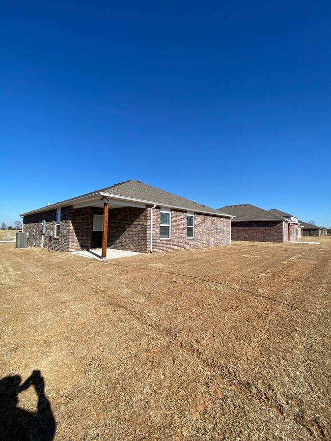 Building Photo - *Pre-leasing* Three Bedroom | Two Bathroom...