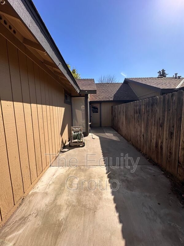 Building Photo - 1930 E Harold Ave