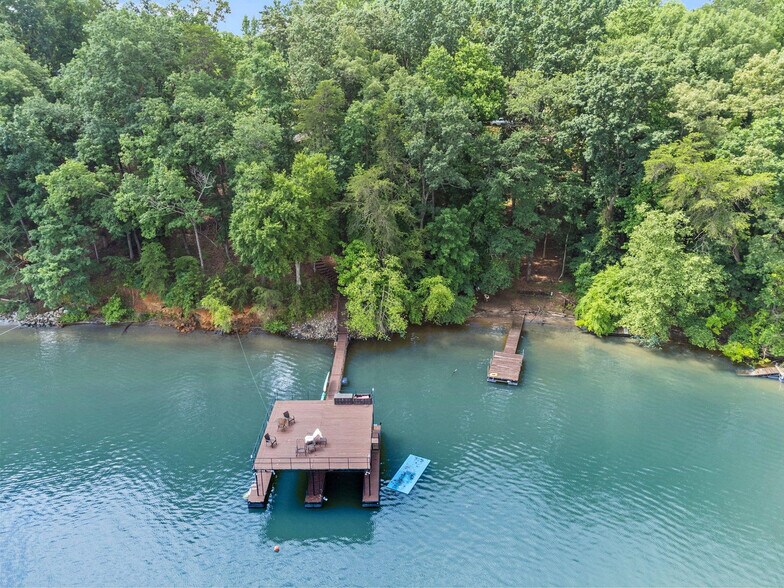 Building Photo - 723 Shorewood Cir