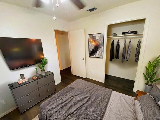 Building Photo - 1710 Ledgewood Dr