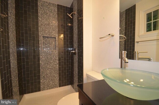 Building Photo - 5200 Kings Park Dr