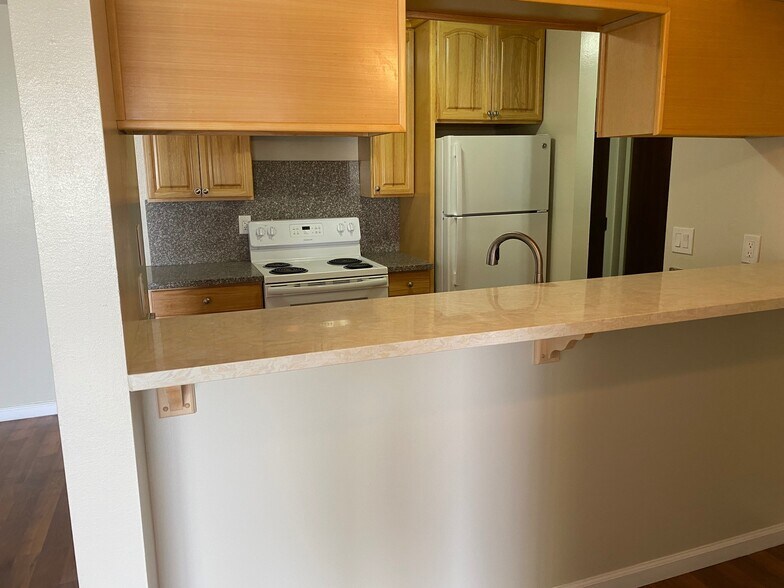 Breakfast Bar - 281 Juana Ave