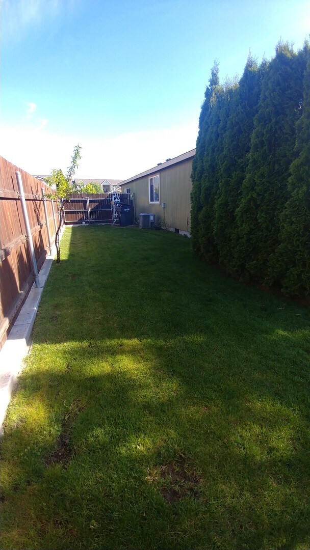 Building Photo - 4-Bed, 2-Bath Home Off Road 100 with Easy ...