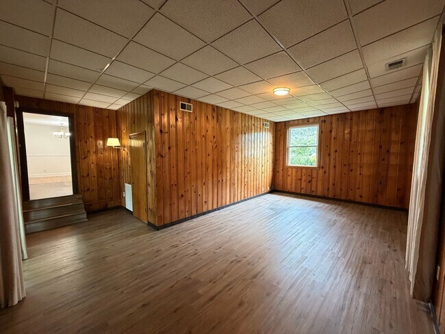 Building Photo - 2 bedroom, 1 bath home near Harding Place