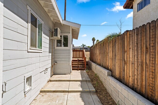 Building Photo - Enjoy Lake Views from This Cozy 1 Bed, 1 Bath Home