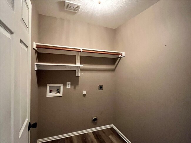 Building Photo - 3917 Miramar Dr